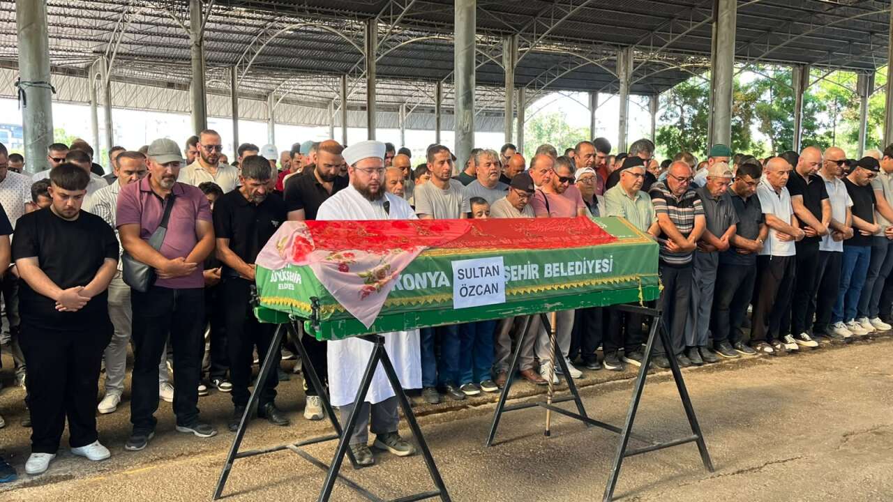 Kırmızılı Kadın'a hüzünlü veda! Konyalılar son yolculuğunda yalnız bırakmadı 13